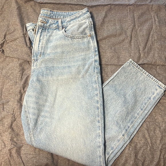 Light wash American eagle mom jeans - Picture 1 of 4